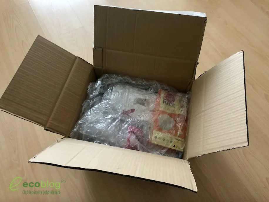 A megérkezett KetoMix doboz kibontásra készen az asztalon