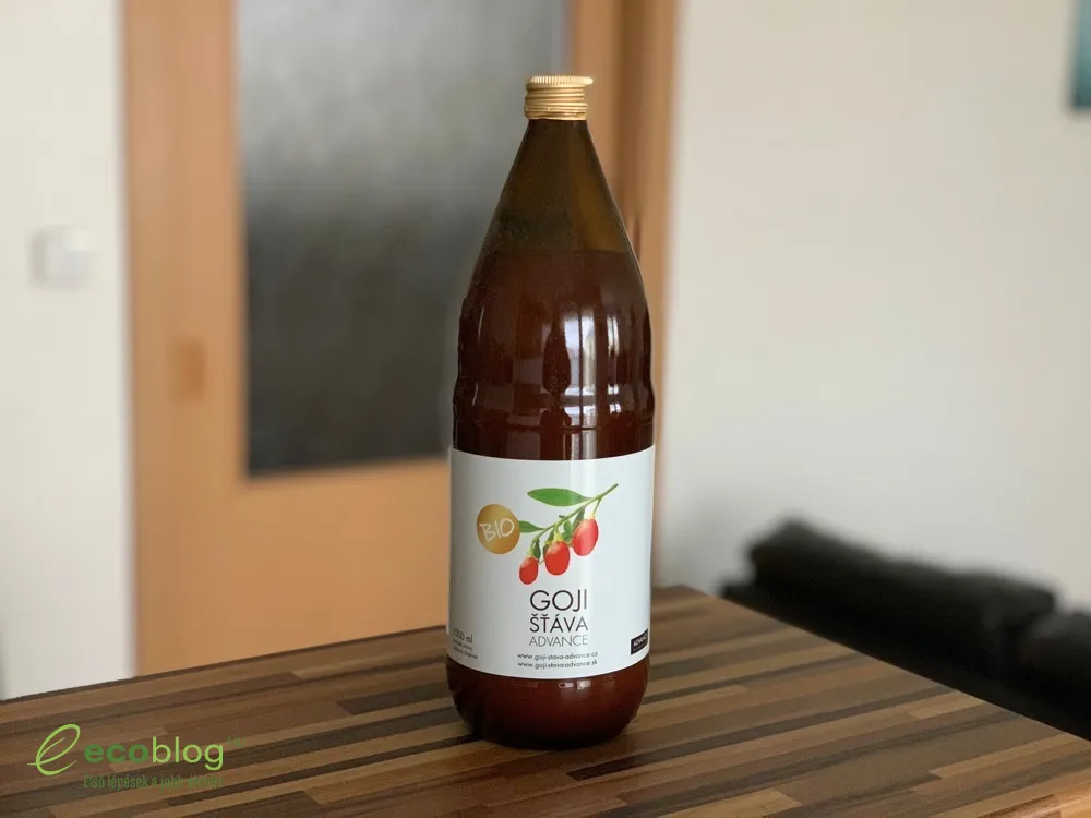 ADVANCE Goji gyümölcslé BIO minősítéssel az asztalon