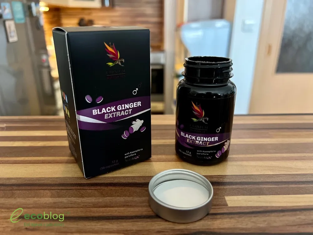 Black Ginger Extract kapszula szedése egy pohár vízzel