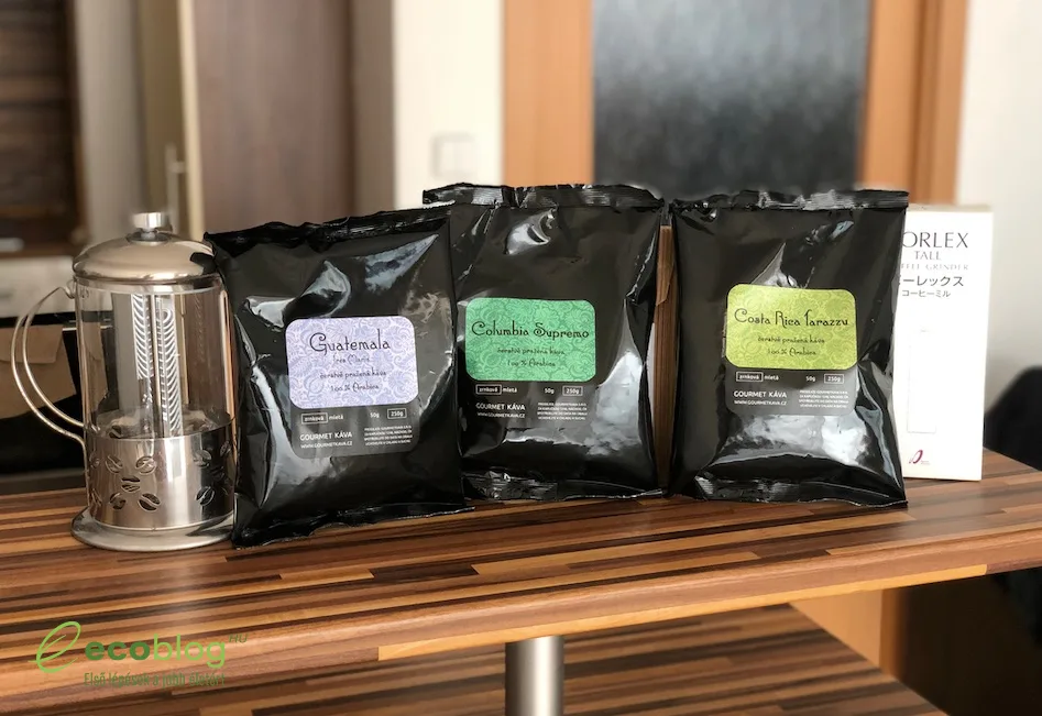 Gourmet kávé első rendelés: szemes kávé, kézi kávédaráló és french press kicsomagolva tesztre készen
